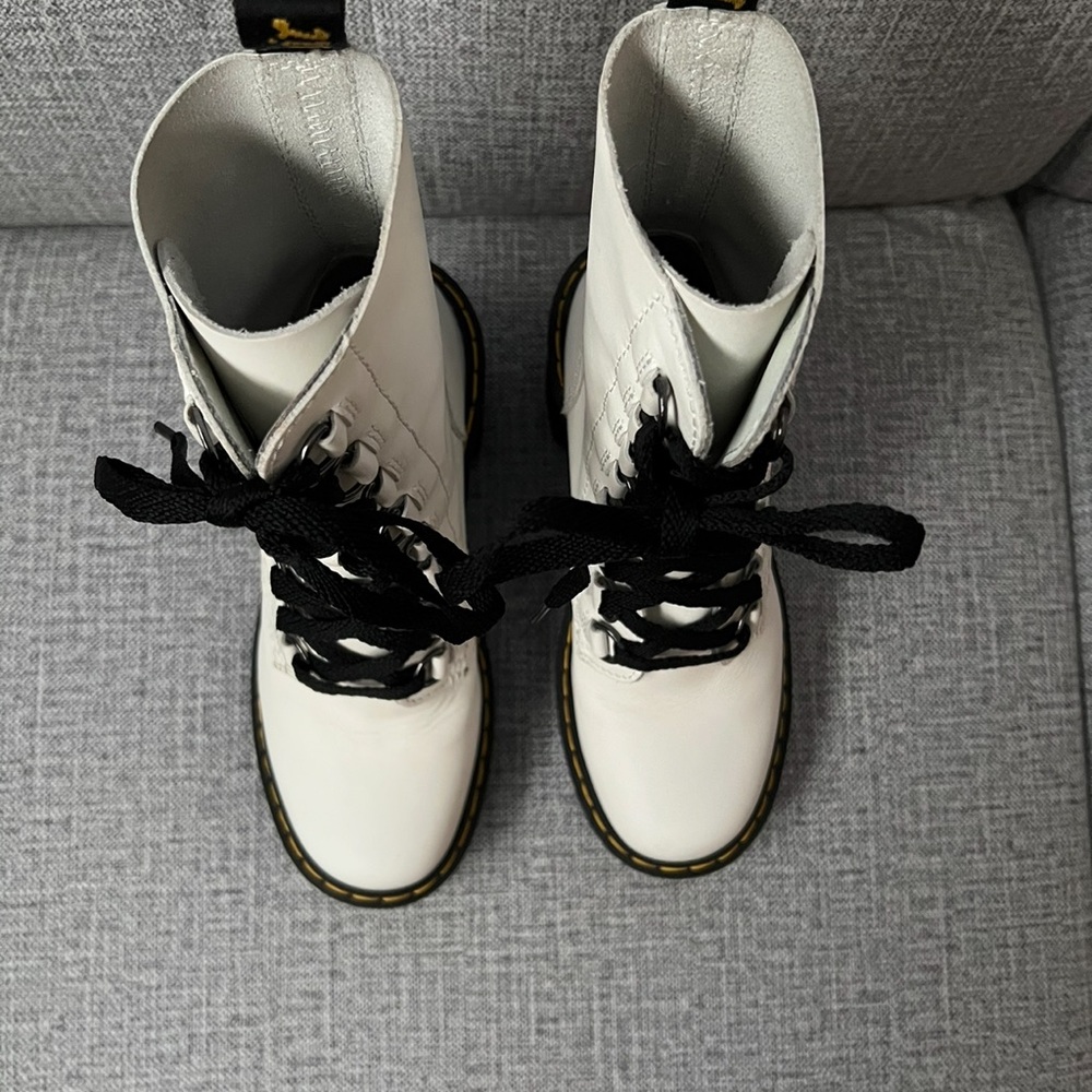 Dr. Martens White Flared Heel Boots. Size 5 fits like a 6 - Picture 8 of 9